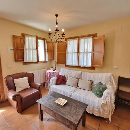 La Casona De Pascueru De Poo De Cabrales Holiday home Carrena de Cabrales